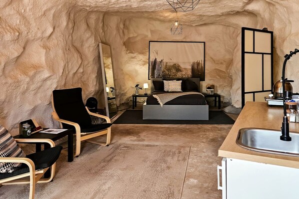 1 bedroom, WiFi, bed sheets - Fantastic Cave for a Unique Getaway near Dead Horse Point State Park in Moab, Utah (Moab)