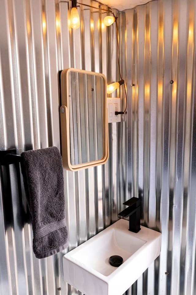 Serviettes fournies, savon, shampoing, papier toilette