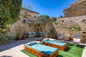 Terrace/patio - Guest Room 'Porte Saint-Louis - Pilgrims' with Shared Pool, Terrace & Wi-Fi (Vauvert)