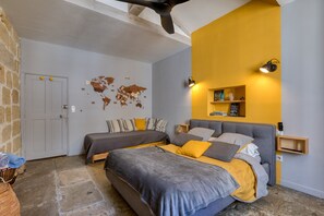 1 bedroom, WiFi, bed sheets - Guest Room 'Porte Saint-Louis - Pilgrims' with Shared Pool, Terrace & Wi-Fi (Vauvert)