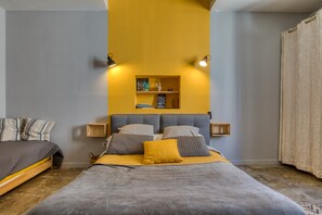 1 bedroom, WiFi, bed sheets - Guest Room 'Porte Saint-Louis - Pilgrims' with Shared Pool, Terrace & Wi-Fi (Vauvert)