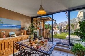 Dining - Guest Room 'Porte Saint-Louis - Pilgrims' with Shared Pool, Terrace & Wi-Fi (Vauvert)