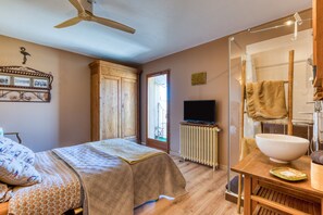 1 bedroom, iron/ironing board, WiFi, bed sheets - Guest Room "La Petite Camargue" with Private Pool, Shared Terrace, and Wi-Fi (Vauvert)