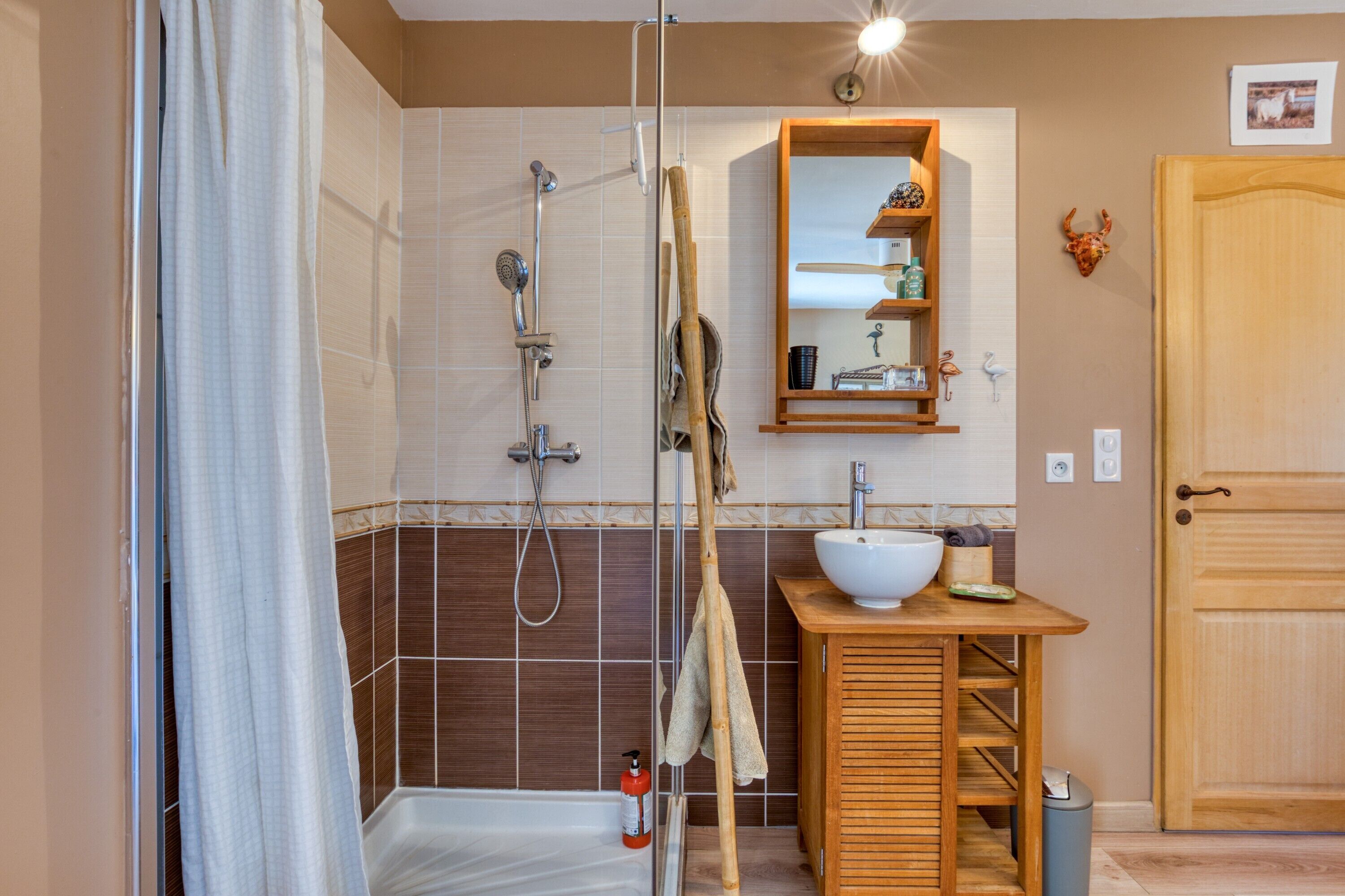 Douche, sèche-cheveux, serviettes fournies