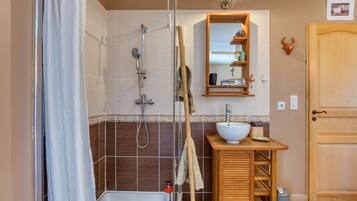 Douche, sèche-cheveux, serviettes fournies