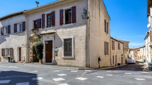 A street with buildings, a clear sky, and a car parked on the side. - Guest Room "La Petite Camargue" with Private Pool, Shared Terrace and Wi-Fi (Vauvert)