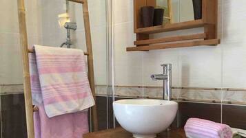 Een douche, een haardroger, handdoeken