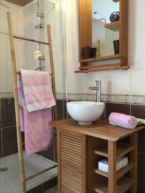 Bruser, hårtørrer, håndklæder