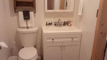 Serviettes fournies, savon, shampooing, papier de toilette