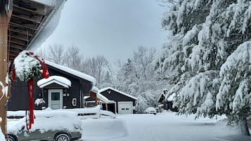 Un barrio residencial con casas cubiertas de nieve y un camino de entrada.