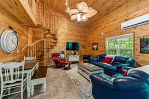 Living area - Secluded Cozy Wooden Cabin in Fort Payne, Alabama (Fort Payne)