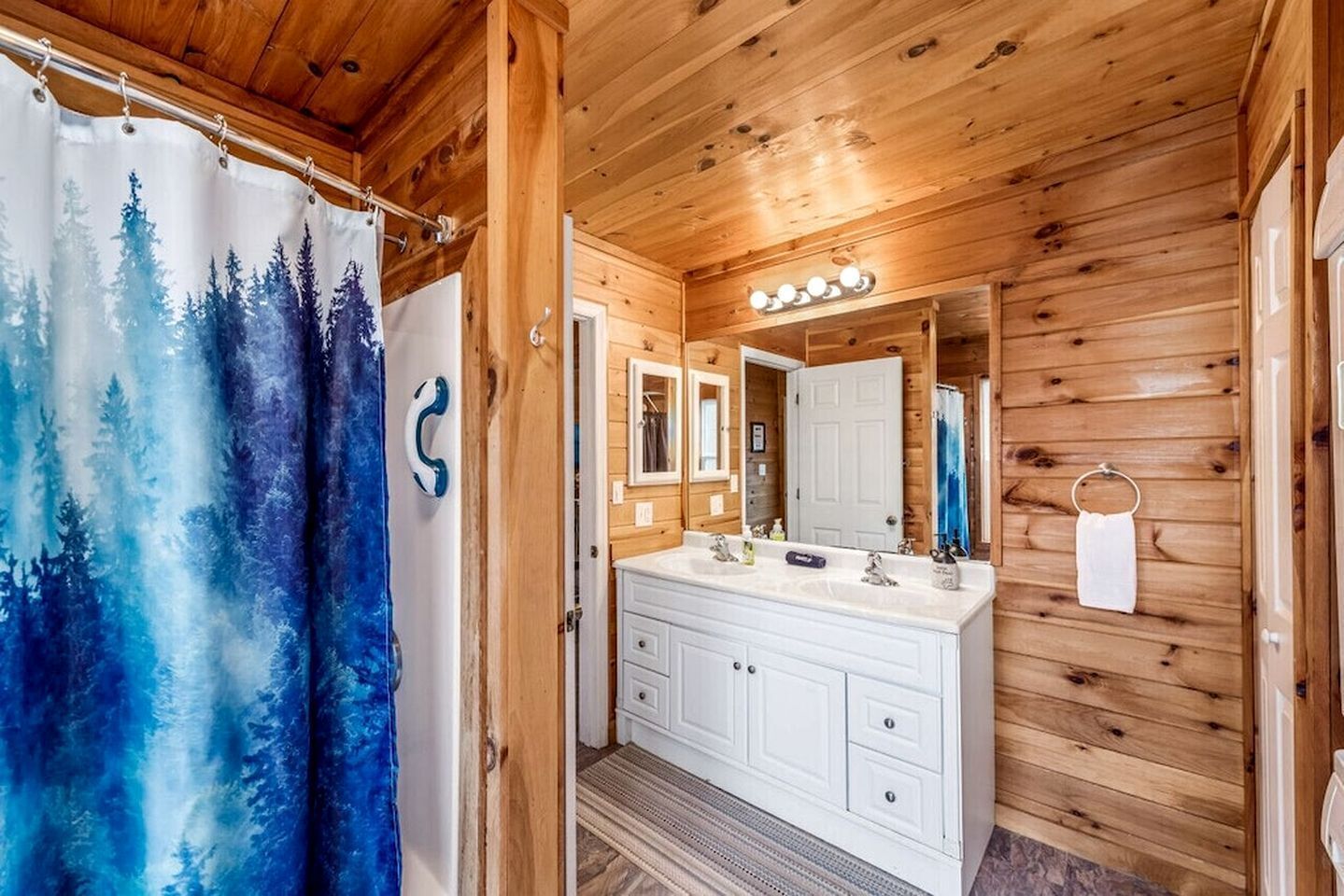 Jetted tub, hair dryer, towels