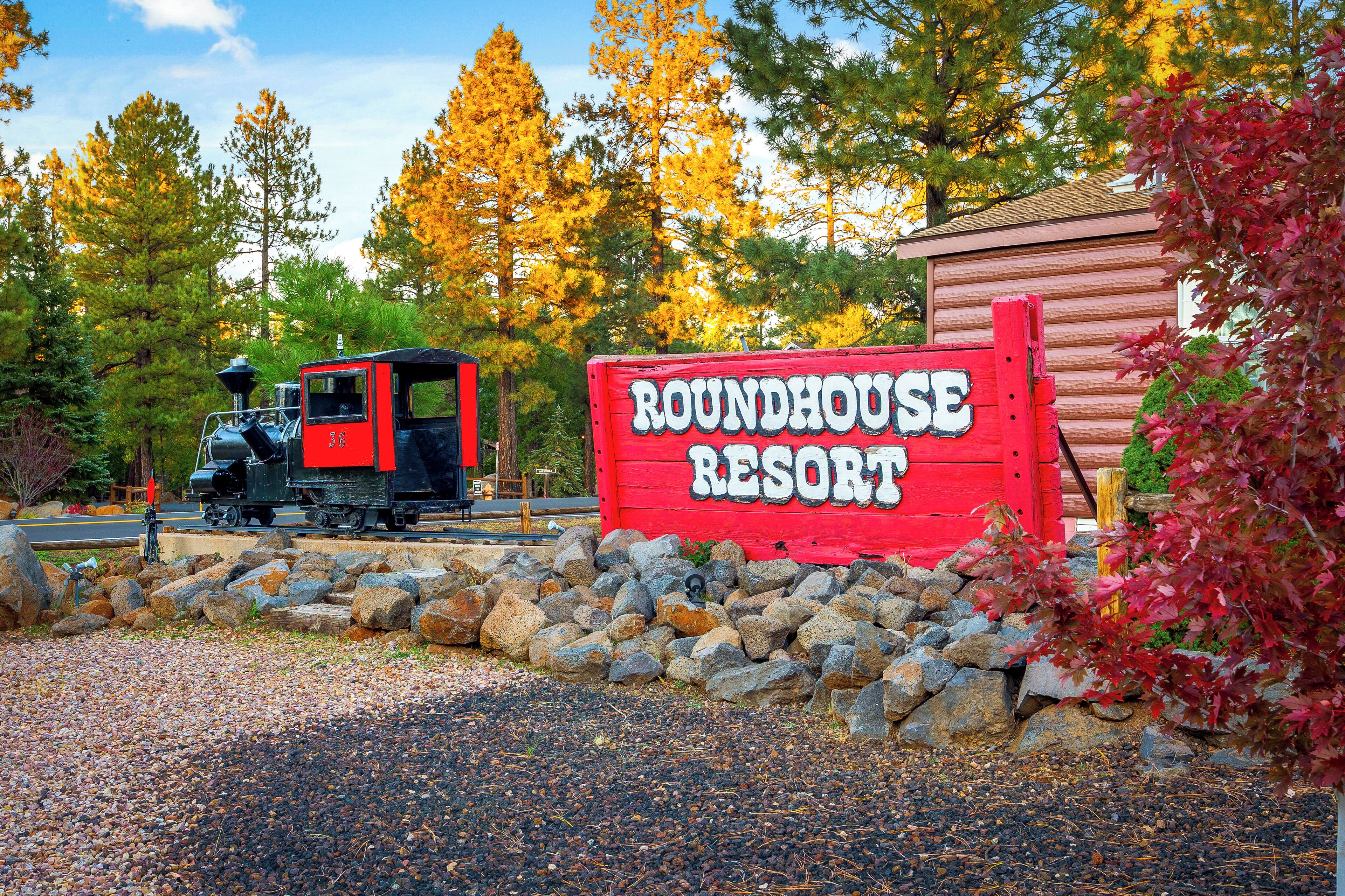 Un train dans une gare, avec un panneau indiquant « Roundhouse Resort ».
