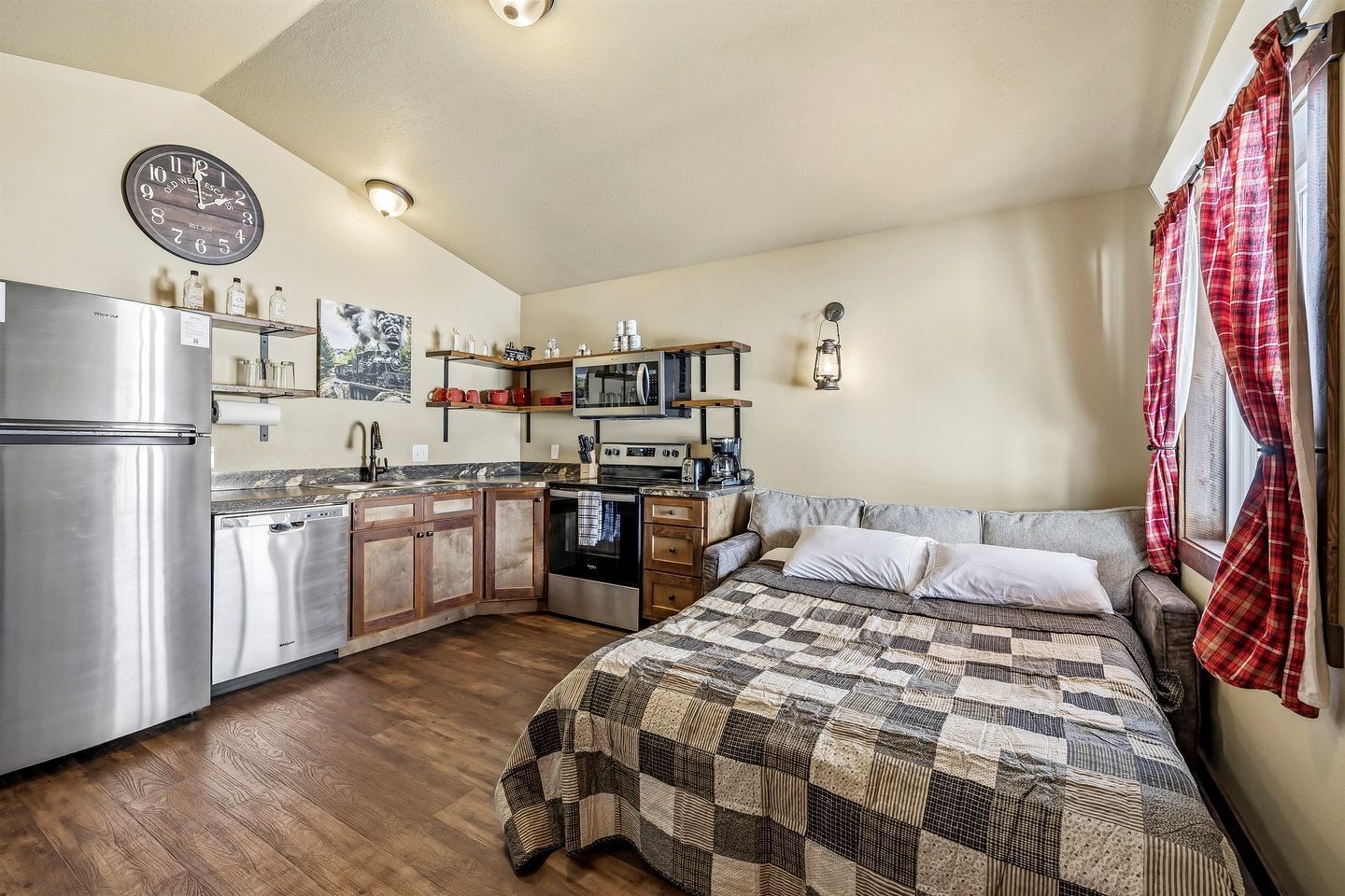 1 dormitorio, tabla de planchar con plancha, wifi y ropa de cama