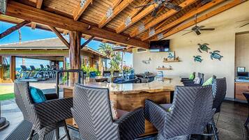 Condo, Multiple Beds, Lanai, Ocean View (Halii Kai 9H) | Bar (on property)