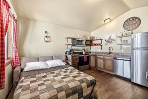 1 bedroom, iron/ironing board, WiFi, bed sheets - Old West Escapes, Pony Express in Island Park, ID (Island Park)