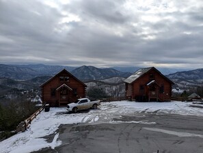 Exterior - Charming Mountain Cabin with Hot-Tub and Spectacular Views in Sevierville, Tennessee (Sevierville)