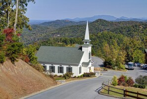 Exterior - Charming Mountain Cabin with Hot-Tub and Spectacular Views in Sevierville, Tennessee (Sevierville)