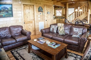 TV, fireplace, video games, DVD player - Charming Mountain Cabin with Hot-Tub and Spectacular Views in Sevierville, Tennessee (Sevierville)