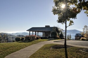 Property grounds - Charming Mountain Cabin with Hot-Tub and Spectacular Views in Sevierville, Tennessee (Sevierville)