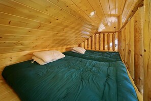 1 bedroom, iron/ironing board, travel crib, WiFi - Charming Mountain Cabin with Hot-Tub and Spectacular Views in Sevierville, Tennessee (Sevierville)