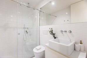 Shower, jetted bath, hair dryer, towels - Porto Gallery District Escape | Central Retreat (Porto)