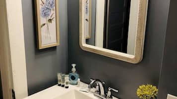 Een haardroger, handdoeken