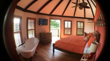 2 bedrooms, desk, iron/ironing board, WiFi