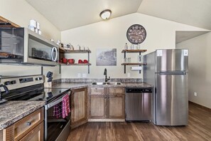 Wasserkocher mit Kaffee-/Teezubehör, Kühlschrank, Mikrowelle, Ofen