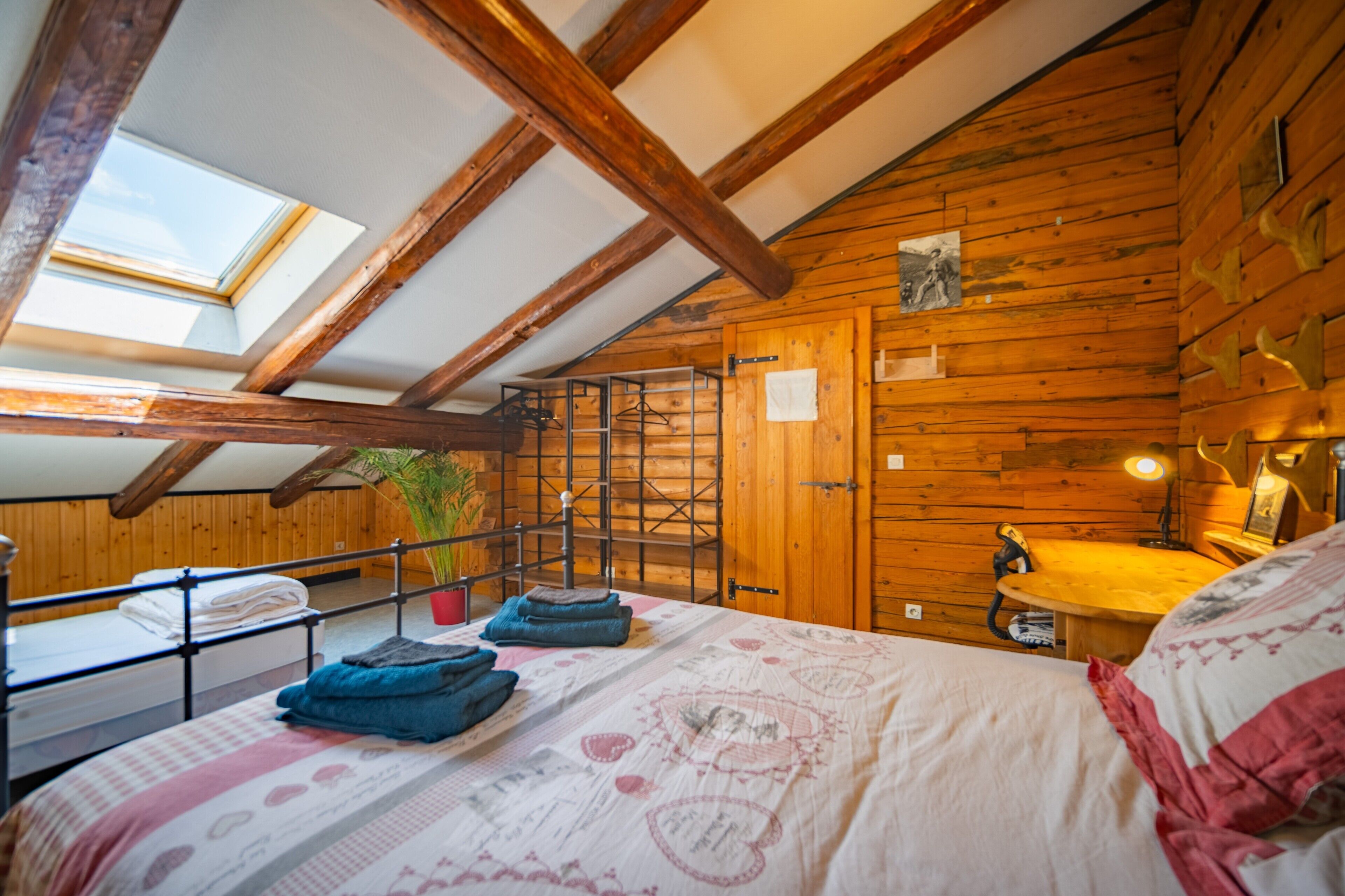 6 habitaciones, escritorio, tabla de planchar con plancha y wifi 