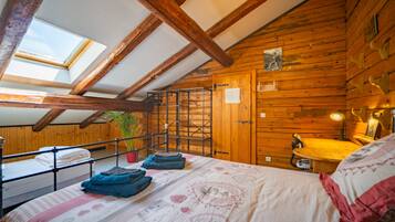 6 habitaciones, escritorio, tabla de planchar con plancha y wifi