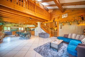 TV - Chalet du Vorger Ski – Spacious Mountain Retreat for Groups (villard sur doron)