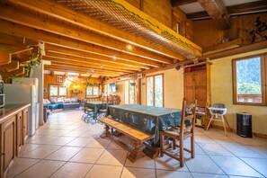 A rustic wooden interior with a dining area, kitchen, and seating space. - Chalet du Vorger Ski – Spacious Mountain Retreat for Groups (villard sur doron)