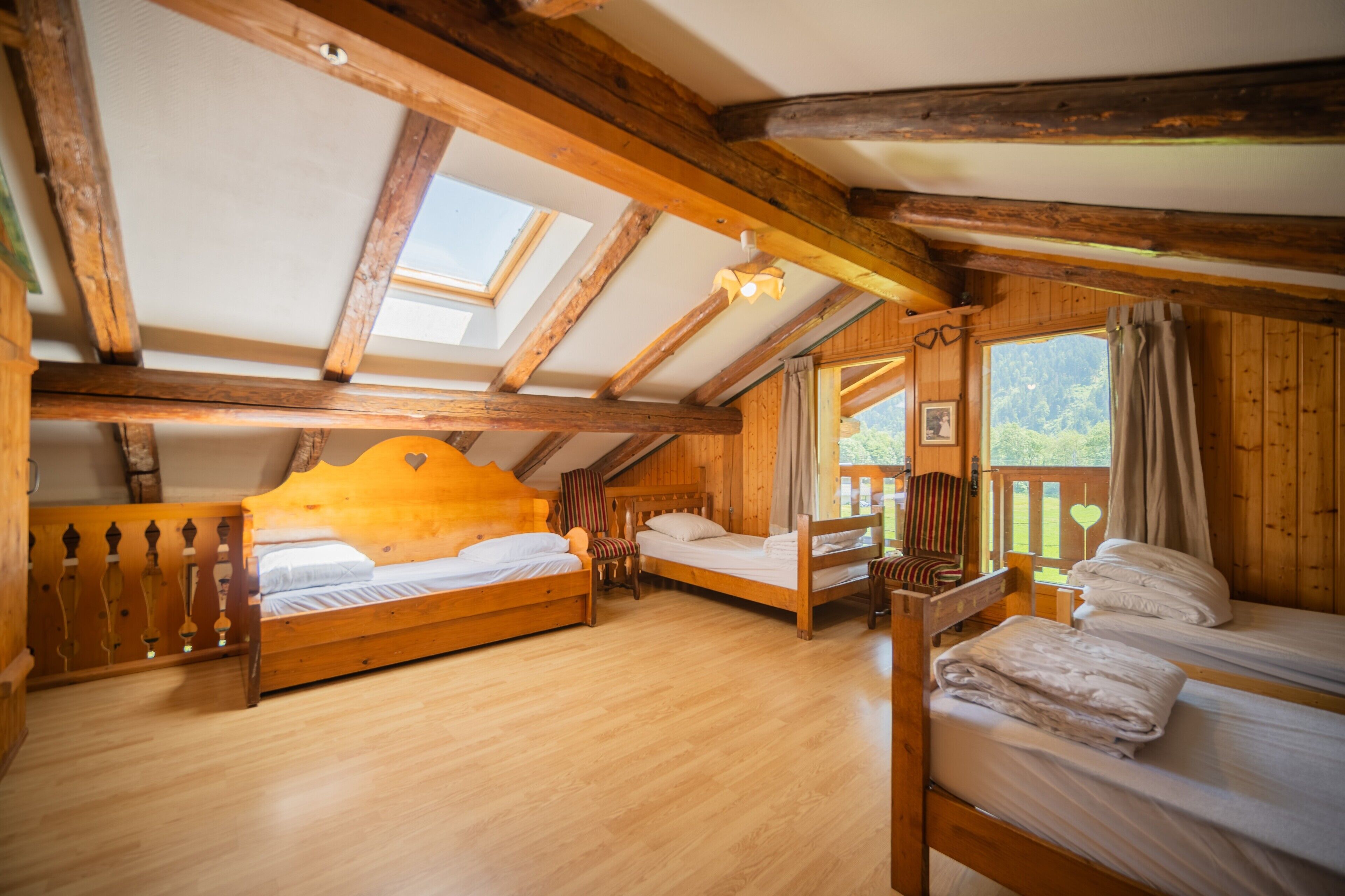 6 slaapkamers, een bureau, een strijkplank/strijkijzer, wifi