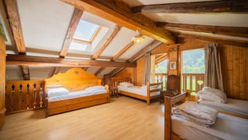 6 slaapkamers, een bureau, een strijkplank/strijkijzer, wifi