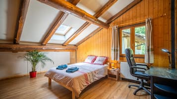 6 bedrooms, desk, iron/ironing board, WiFi