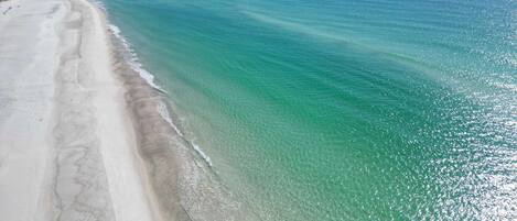 بالقرب من الشاطئ