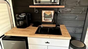 Mikrowelle, Wasserkocher mit Kaffee-/Teezubehör, Toaster, Mixer