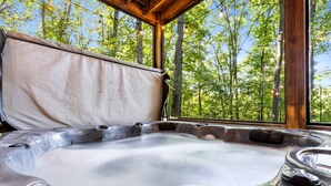 Bañera de hidromasaje cubierta