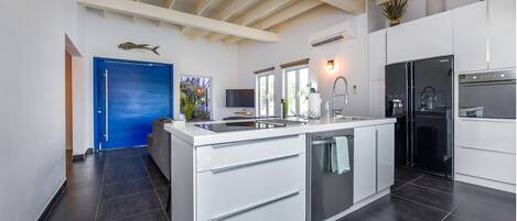 Een koelkast, een oven, een kookplaat, een vaatwasser