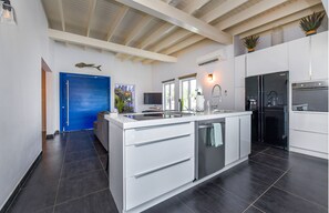 Wasserkocher mit Kaffee-/Teezubehör, Kühlschrank, Ofen, Herdplatte