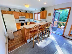 Kühlschrank, Herdplatte, Wasserkocher mit Kaffee-/Teezubehör