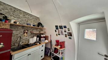 Coffee/tea maker, fridge, microwave, stovetop