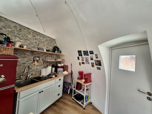 Coffee/tea maker, fridge, microwave, stovetop