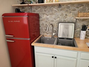 Coffee/tea maker, fridge, microwave, stovetop