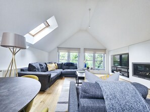 Living area - Entire Stylish 3-BR 2-Storey House + Free parking (Edinburgh)