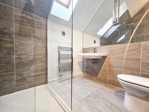 Shower, hair dryer, towels - Entire Stylish 3-BR 2-Storey House + Free parking (Edinburgh)