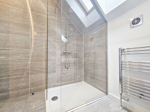 Douche, sèche-cheveux, serviettes fournies