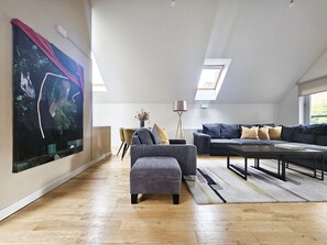 Living area - Entire Stylish 3-BR 2-Storey House + Free parking (Edinburgh)