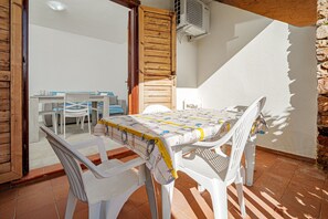 Dining - Apartment 'Brezza Marina - Garden' with Private Terrace, Wi-Fi and Air Conditioning (San Teodoro)